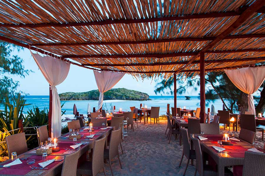 Il ristorante del Seaclub 7 Islands Resort crea un'atmosfera serena poiché è allestito sulla spiaggia al tramonto.