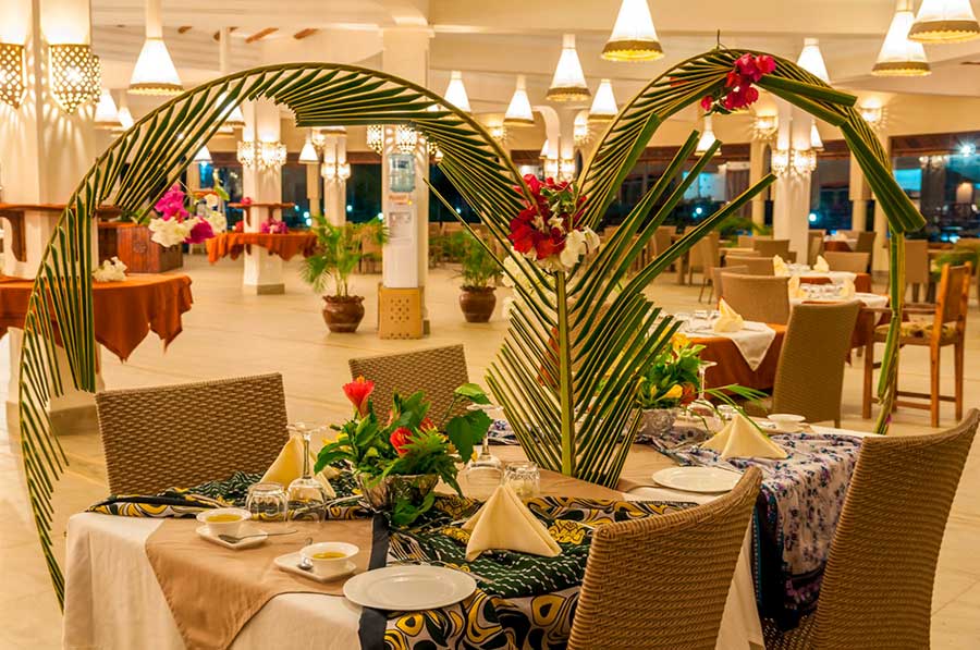 Un ristorante Seaclub è decorato con palme e fiori.
