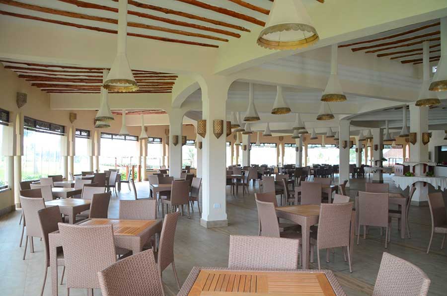 Un ristorante Seaclub situato all'interno del Sahara Beach Resort, che offre deliziose esperienze culinarie.