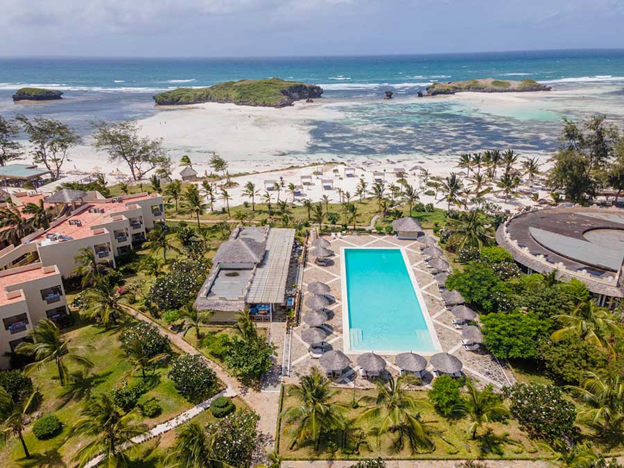Una veduta aerea del 7 Islands Resort, con piscina e spiaggia.