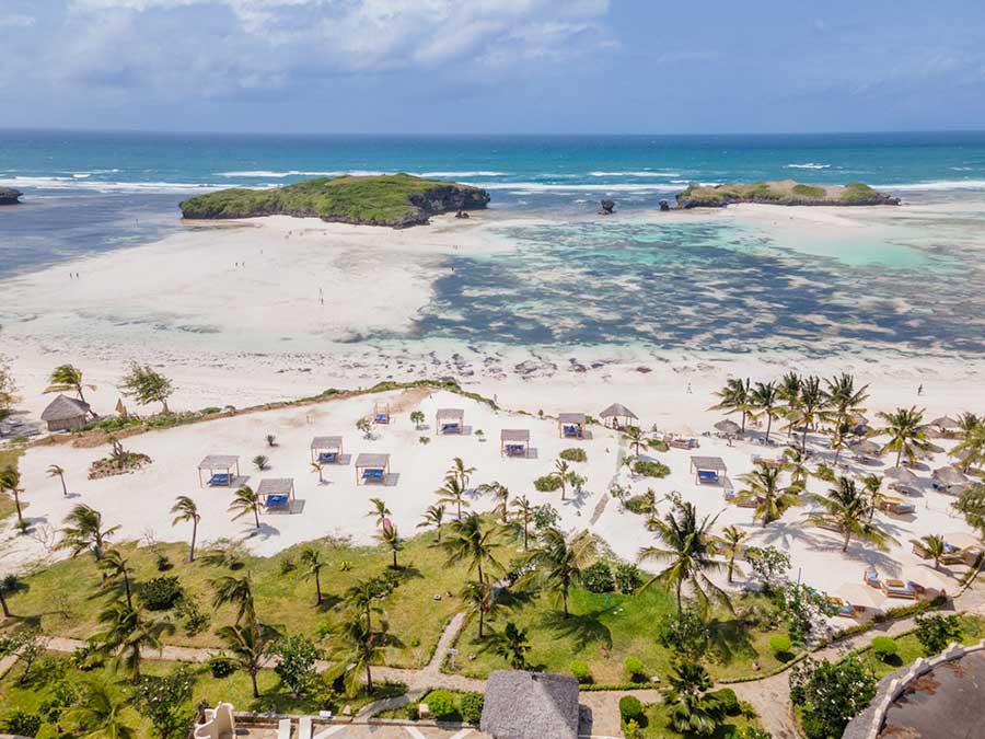 Una veduta aerea della spiaggia del 7 Islands Resort a Zanzibar.