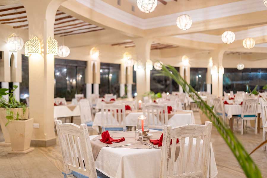 Seaclub, 7 Islands Resort: un ristorante con tovaglie e sedie bianche immacolate.