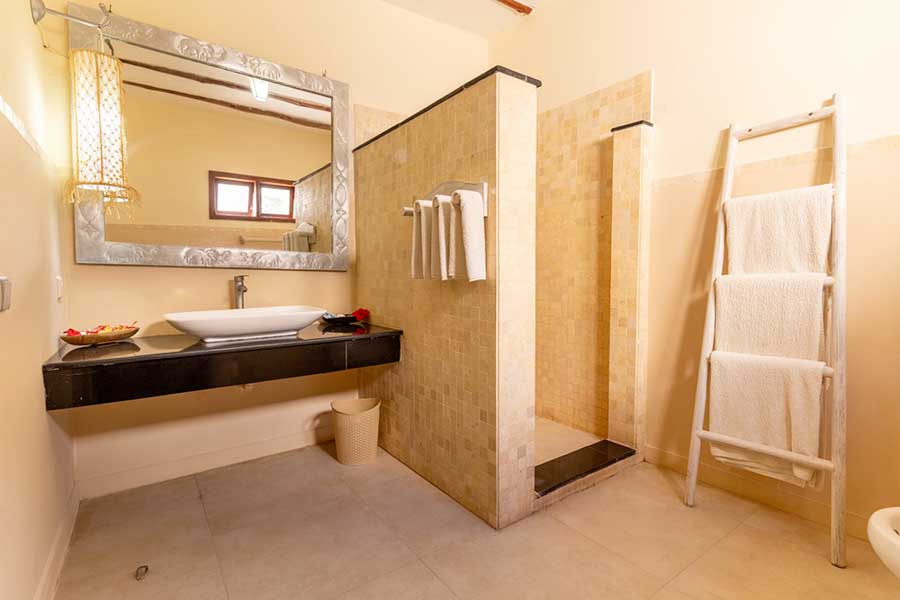 Un bagno con lavandino, wc e doccia situato presso il 7 Islands Resort.