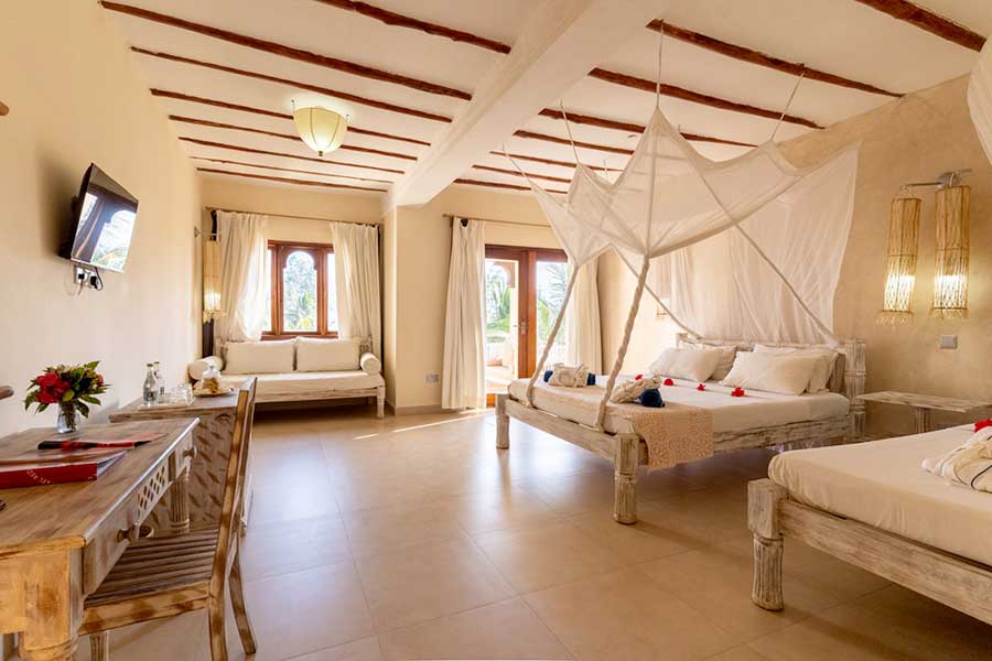 Seaclub: una camera al Seaclub, uno dei lussuosi 7 Islands Resort, offre un ambiente sereno con un letto comodo e un elegante baldacchino sopra.