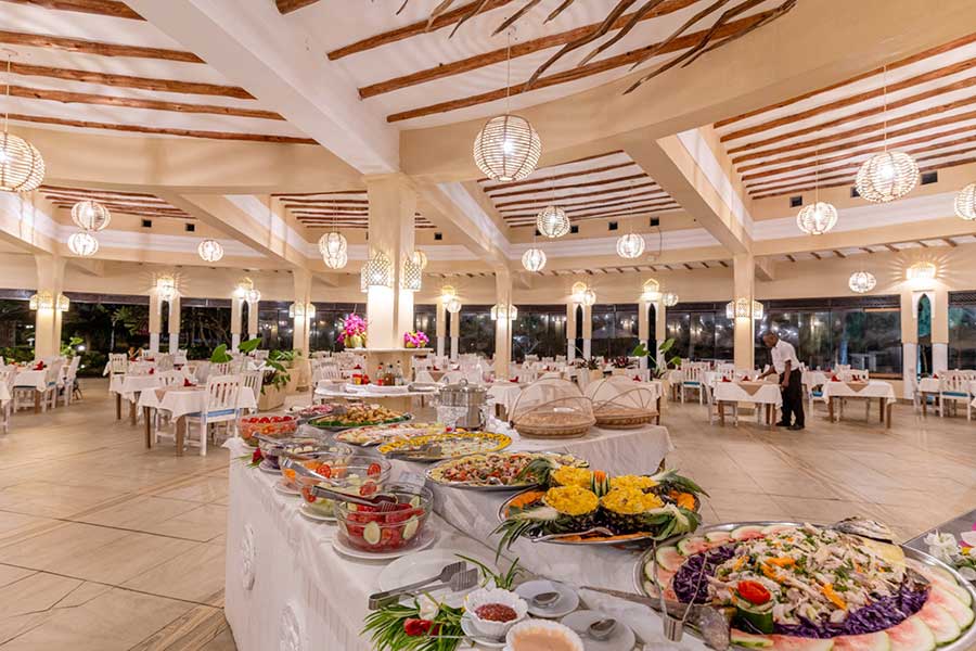 Il 7 Islands Resort allestisce un buffet nella sua ampia sala da pranzo.