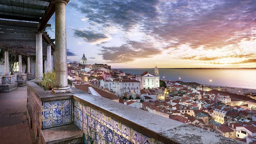 Fotografia che cattura l'affascinante bellezza di Lisbona, le accattivanti meraviglie turistiche del Portogallo e le meraviglie del Portogallo.