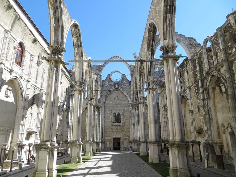 Gli archi di una cattedrale a Lisbona, in Portogallo, che mostrano il tour mozzafiato e le meraviglie architettoniche del Portogallo.