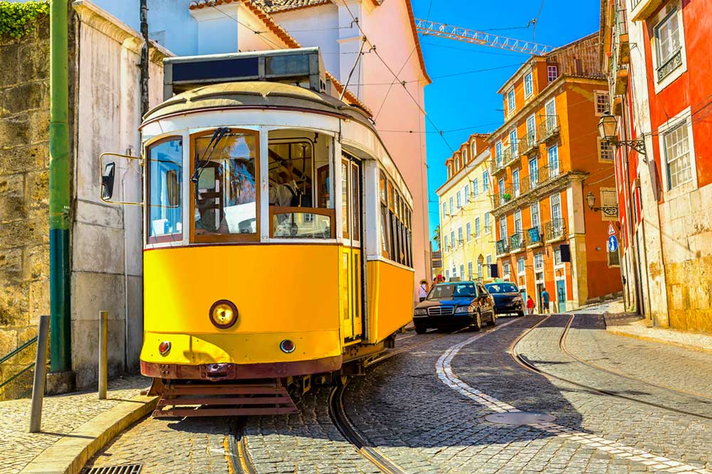 Un tram giallo in una strada del Portogallo, offre ai turisti le meraviglie di un tour della città.