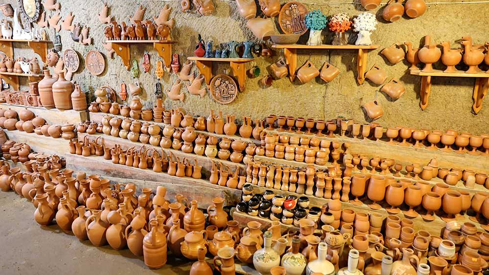 Un'esposizione di vasi di terracotta in un negozio.