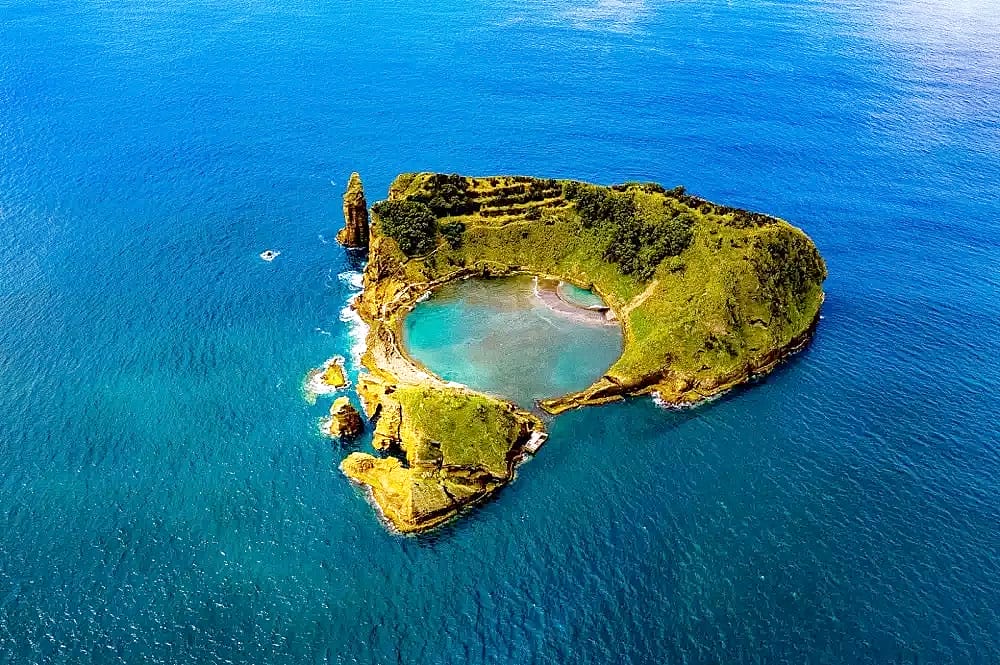 Una piccola isola in mezzo all'oceano, come Isole Sao Miguel o Terceira.