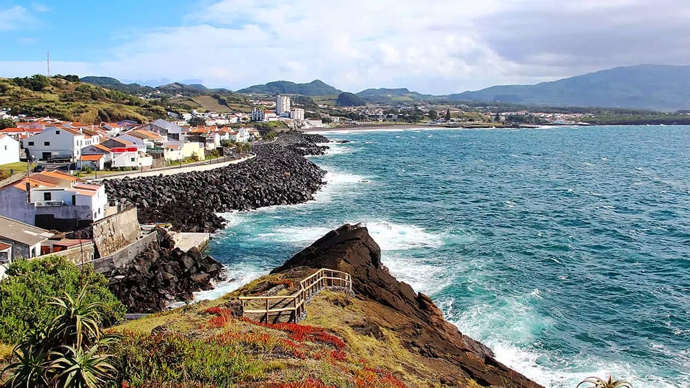Una pittoresca cittadina costiera di Terceira con una splendida vista sull'oceano.
