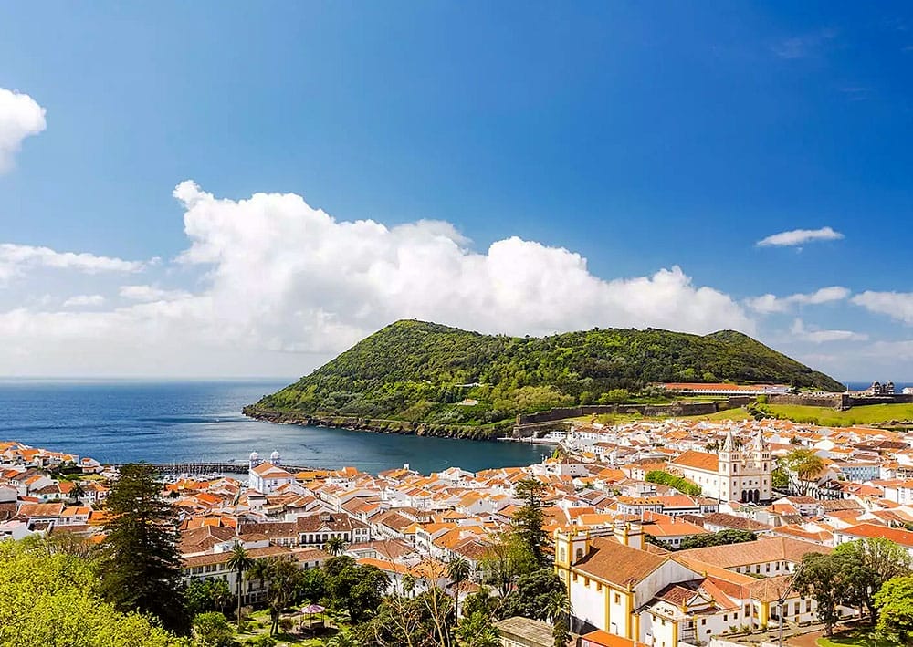 Una cittadina dai tetti bianchi e dall'oceano azzurro nelle Azzorre.