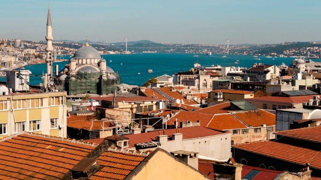 Una vista mozzafiato della magnifica città di Istanbul dall'alto di una collina.