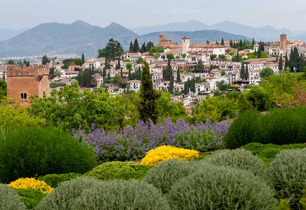 Una vista mozzafiato della città andalusa di Granada, in Spagna, perfetta per un tour memorabile.