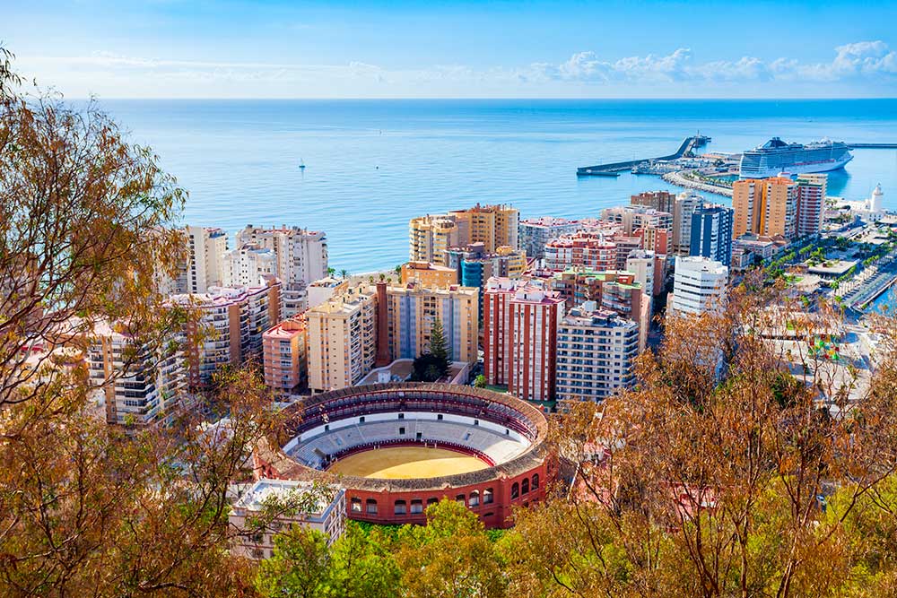 Una veduta aerea della città di Malaga, in Spagna, che offre un tour accattivante attraverso il suo affascinante paesaggio urbano.