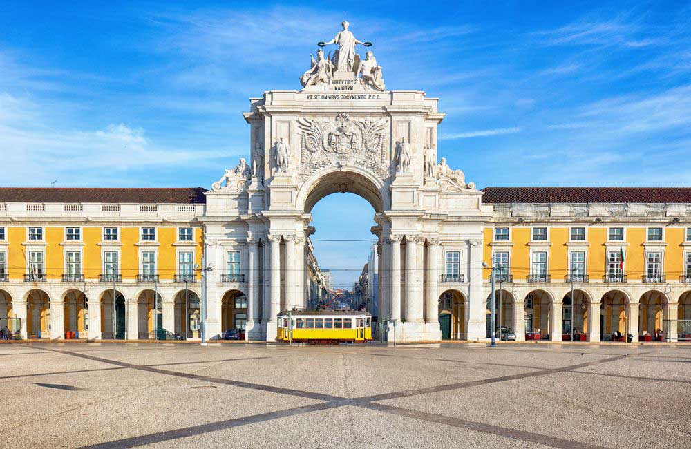 Esplora la bellissima città di Lisbona, in Portogallo, con un tour indimenticabile. Scopri la vibrante cultura e la ricca storia di Lisbona in un'avventura veloce attraverso questa destinazione accattivante.