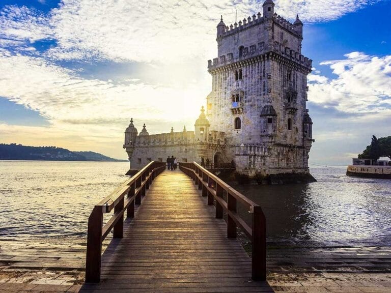 La Torre Beale a Lisbona, Lisbona è una destinazione turistica popolare per chi visita il Portogallo. SBS Viaggi offre il Tour Portogallo Express per i viaggiatori interessati ad esplorare la vibrante città di