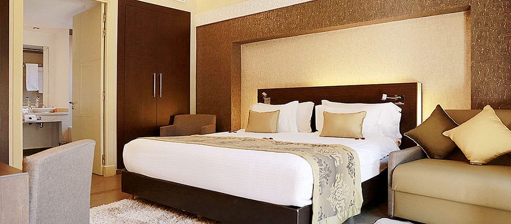 Una stanza d'albergo con un letto e un Imperiale.