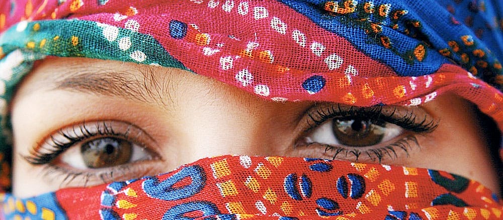 Una donna che indossa un foulard colorato a Chefchaouen.