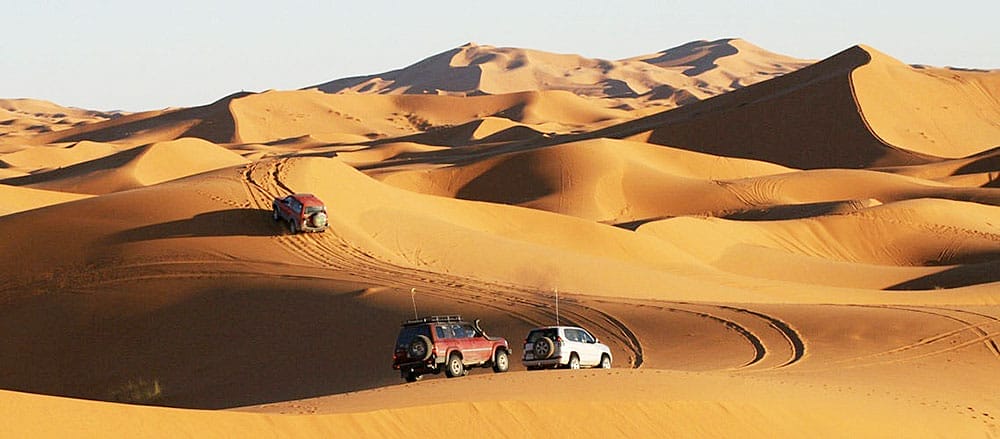 Due Jeep Imperiale attraversano il deserto.