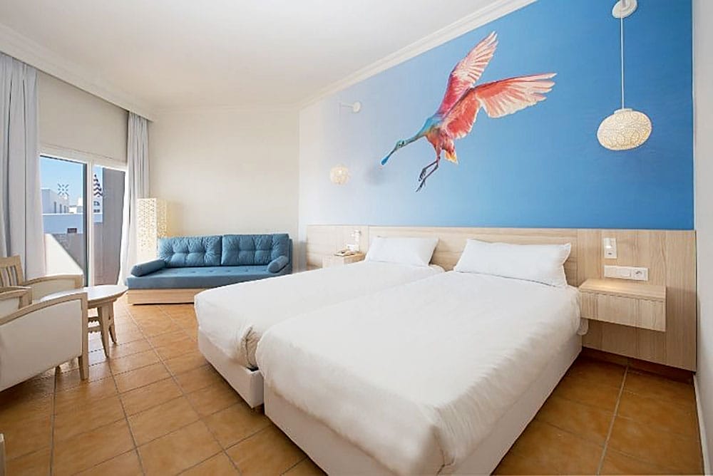 Una stanza d'albergo con un uccello dipinto sul muro ad Agadir.