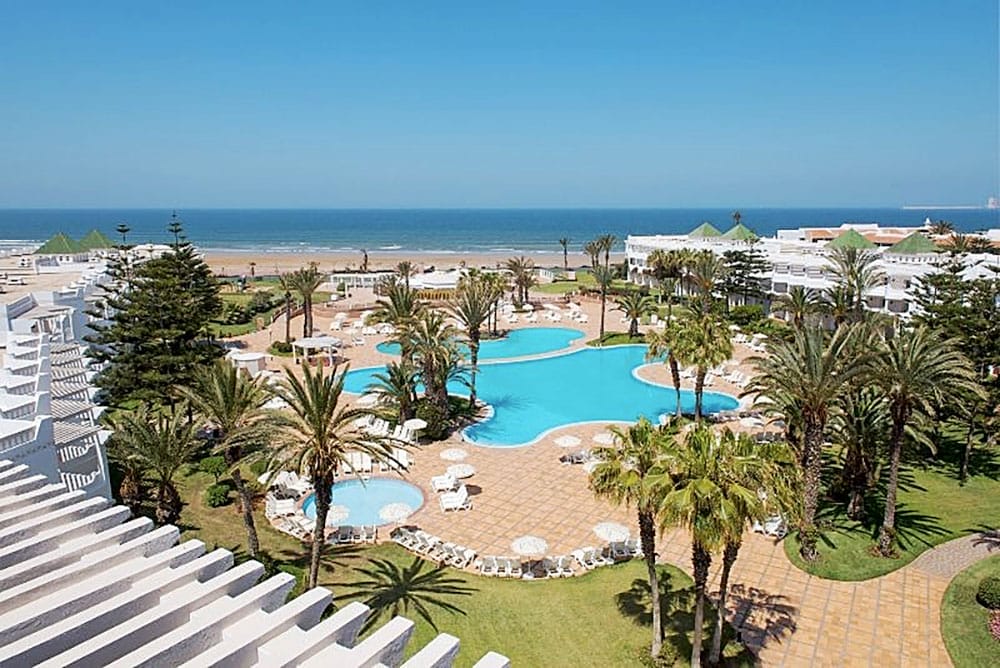 Veduta aerea di un resort con piscina e spiaggia a Estensione Mare Agadir.