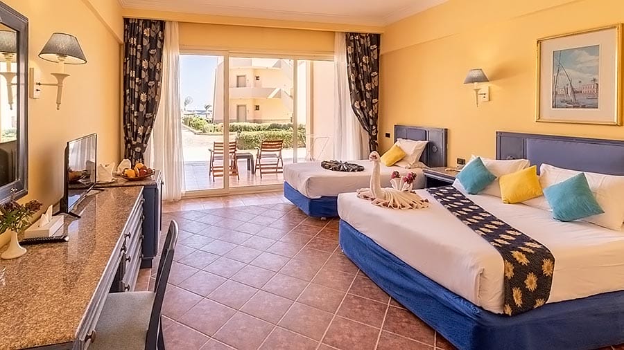 Camera d'albergo luminosa e ben arredata con letti gemelli che si aprono su un balcone soleggiato, perfetta per un'offerta viaggio Marsa Alam.