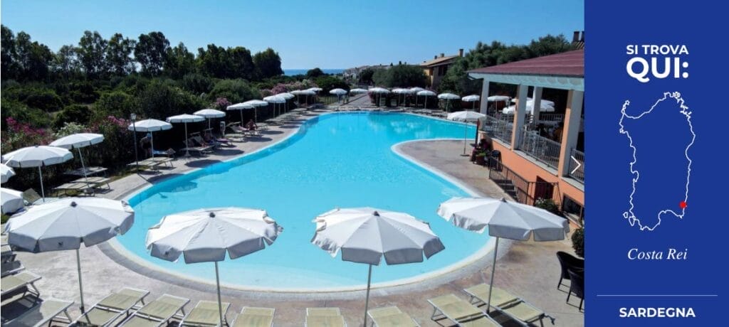 Situata presso il Marina Rey Beach Resort in Sardegna, questa piscina è attrezzata con ombrelloni e sedie per consentire agli ospiti di rilassarsi e godersi gli splendidi dintorni.