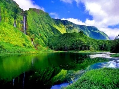 Un lago incastonato tra montagne verdeggianti nelle Azzorre, offerta viaggio di SBS Viaggi.