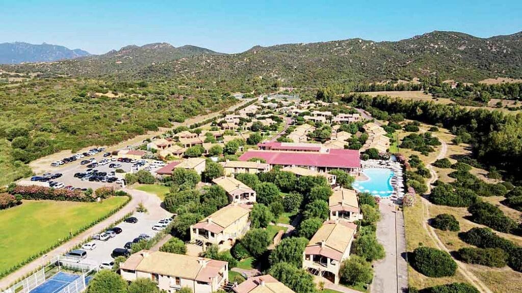 Una veduta dall'alto di un resort SBS Viaggi in Sardegna.