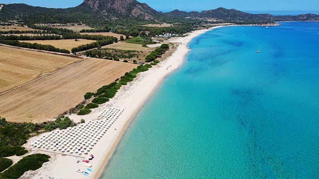 Veduta aerea di una spiaggia in Sardegna.