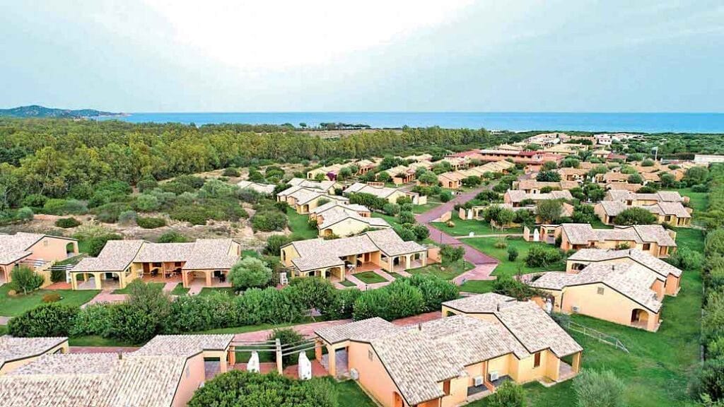 Una veduta aerea di un resort vicino all'oceano, che offre un'emozionante esperienza di vacanza.