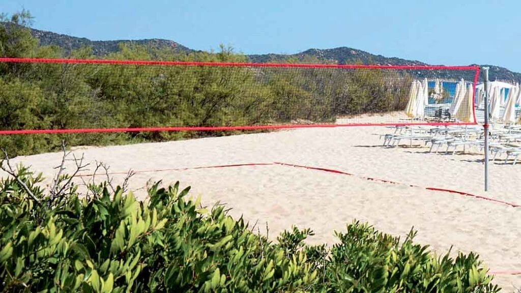 Una rete da beach volley allestita sulla sabbia di un resort in Sardegna.