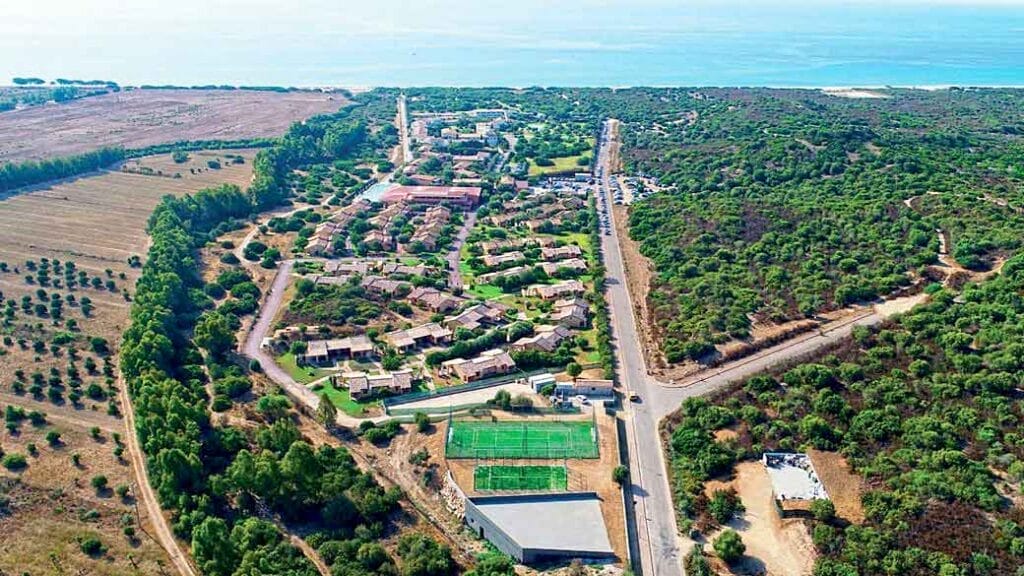 Godetevi la veduta aerea del campo da golf e dei campi da tennis del resort in Sardegna offerta da SBS Viaggi.