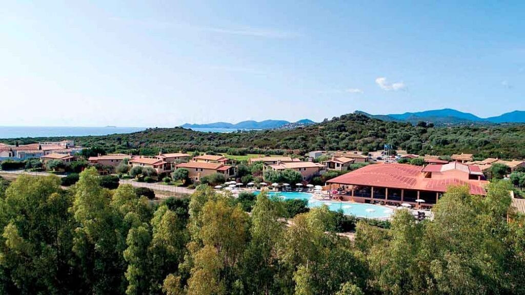 Una piscina in un resort della Sardegna.