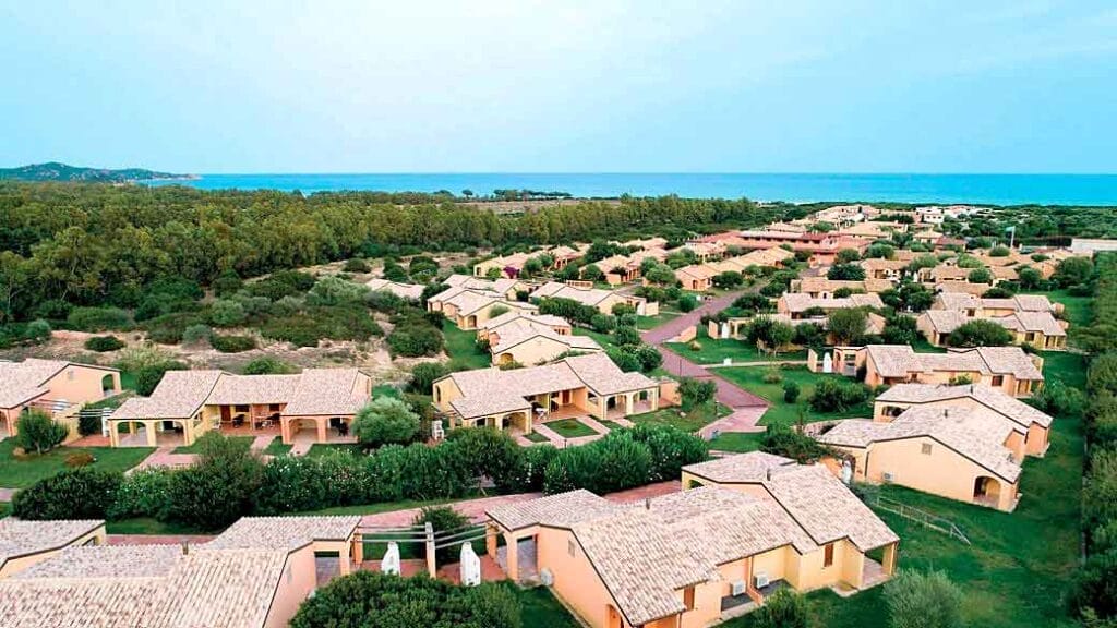 Scopri panorami mozzafiato di uno splendido resort in Sardegna con l'esclusiva offerta viaggio di SBS Viaggi.