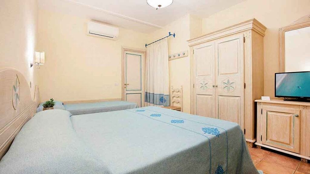 Un letto al resort SBS Viaggi in Sardegna.