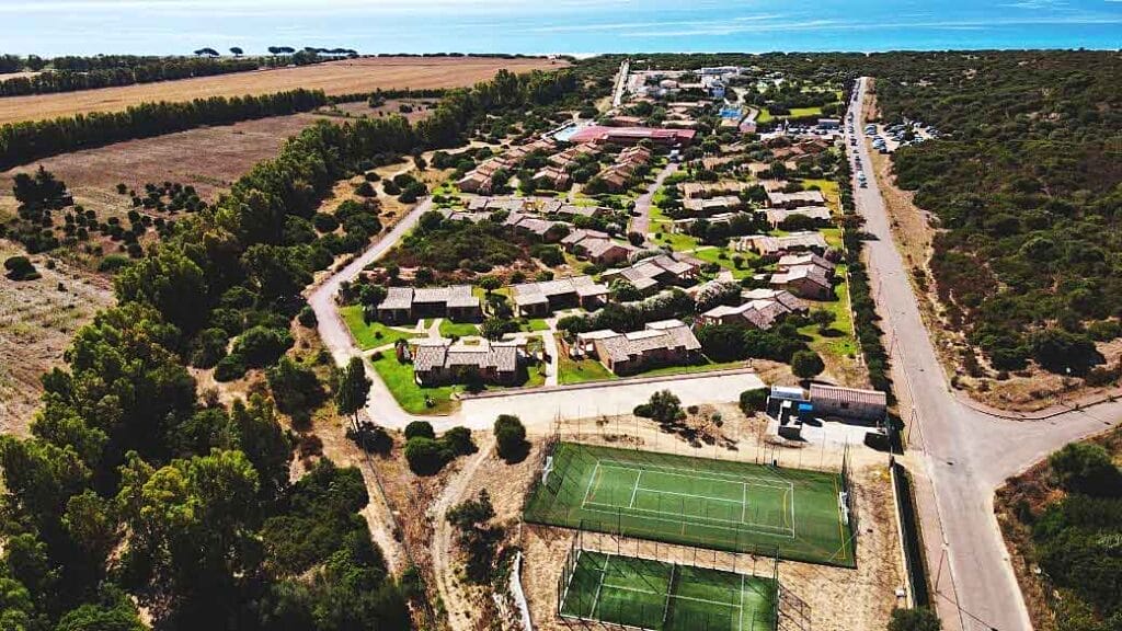 Veduta aerea di un campo da tennis in un resort in Sardegna.