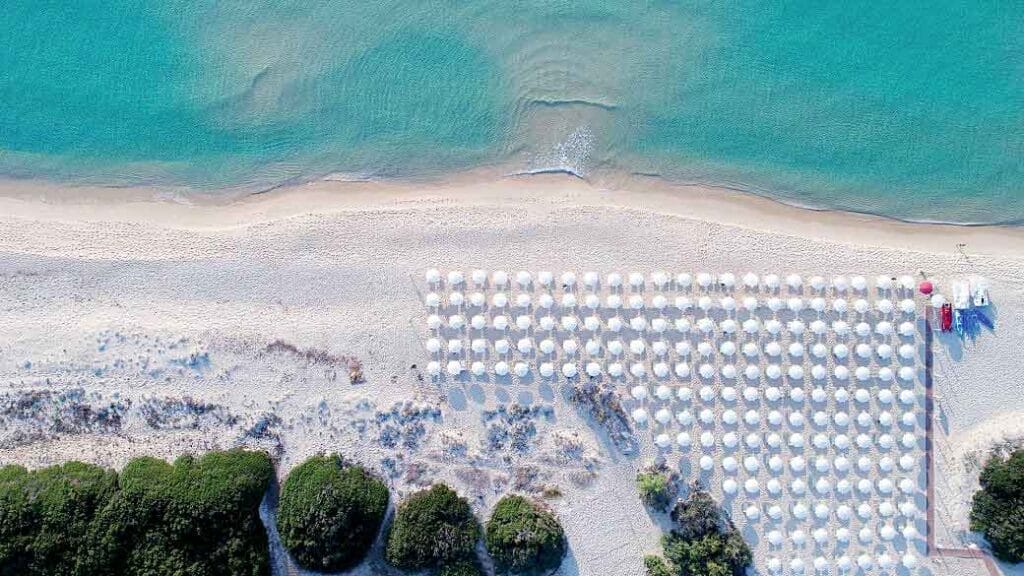 Una veduta aerea di una spiaggia vicino all'hotel in Sardegna.