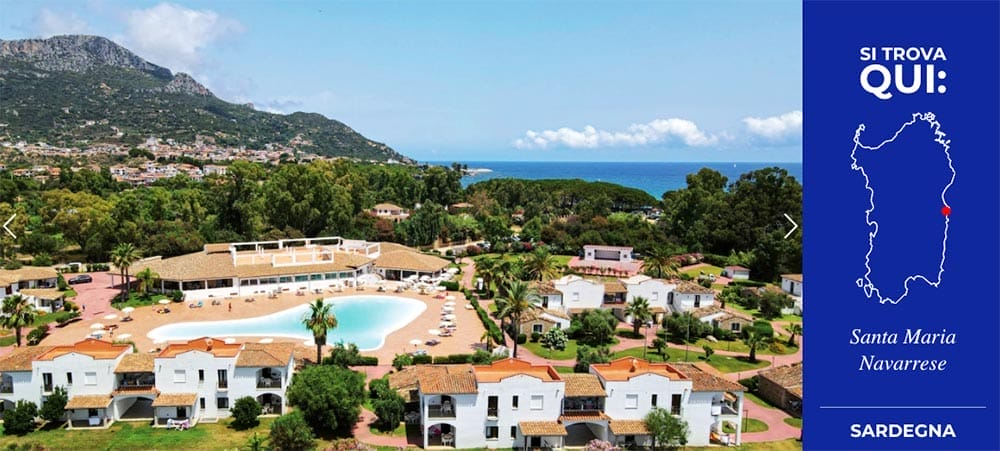 Un resort costiero a Santa Maria Navarrese, in Sardegna, con piscina e costruzioni in stile mediterraneo immerse nel verde.
