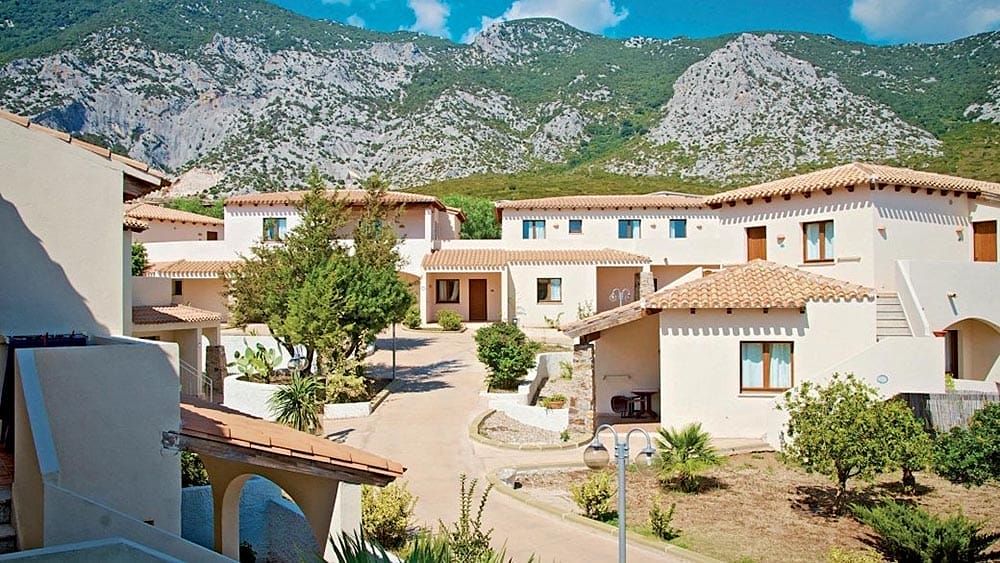 Una veduta del resort Club Esse Cala Gonone con le montagne sullo sfondo in Sardegna.