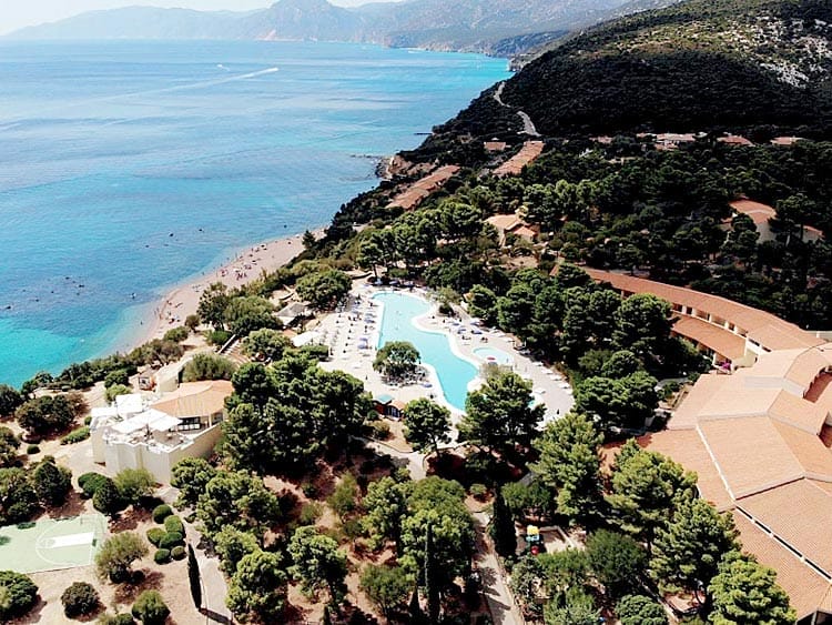 Veduta aerea del resort Club Esse Palmasera con piscina e spiaggia adiacente in Sardegna.