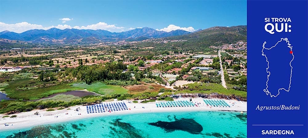 Veduta aerea di un'area costiera di Eurovillage Sardegna, che mostra le acque cristalline e il paesaggio circostante.