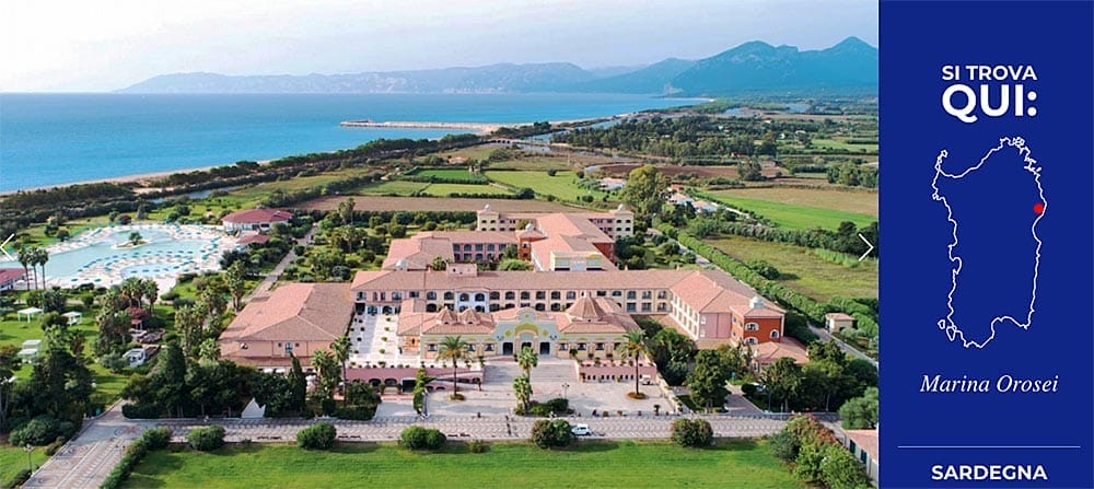 Veduta aerea del complesso Marina Resort vicino alla spiaggia giardino in Sardegna, con un riquadro grafico che ne indica la posizione su una mappa dell'Italia.