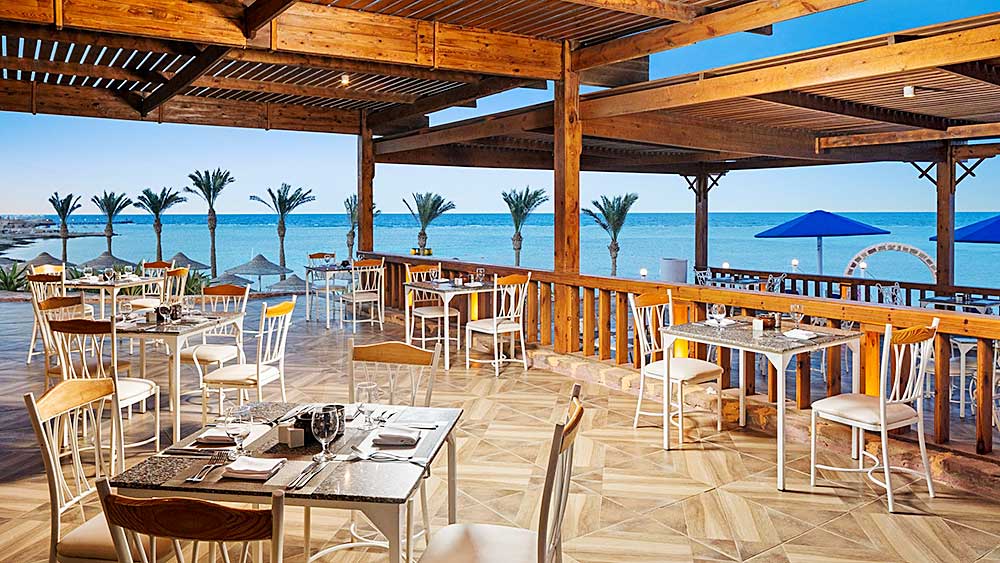 Terrazza ristorante sul mare con vista oceano, parte del Villaggio Mar Rosso.