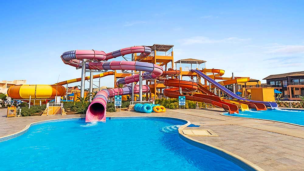 Acquascivoli colorati al parco acquatico all'aperto Villaggio Mar Rosso.