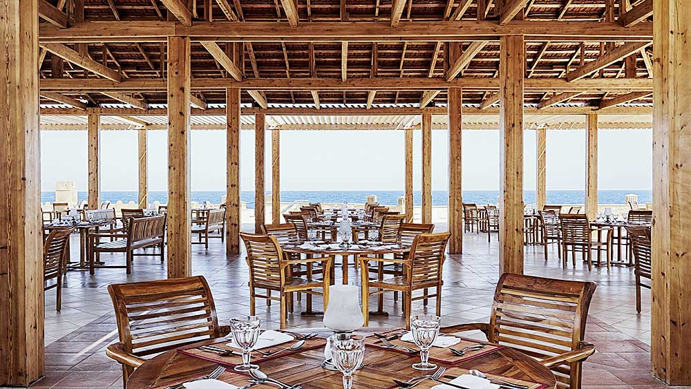 Ristorante fronte mare con arredi in legno vista mare al Villaggio Mar Rosso.