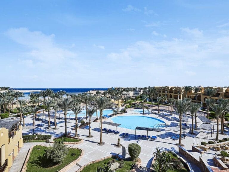 Un resort di lusso con piscina e palme affacciato sulla spiaggia offre un'offerta eccezionale al villaggio Marsa Alam.