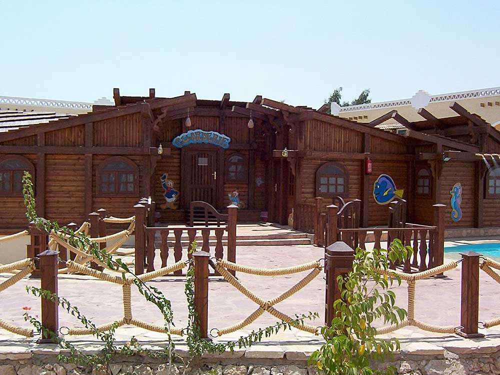 Costruzione in legno con decorazioni a tema marino e recinzione in corda, forse un ristorante o un'attrazione a tema nel villaggio di Sharm El Sheikh.