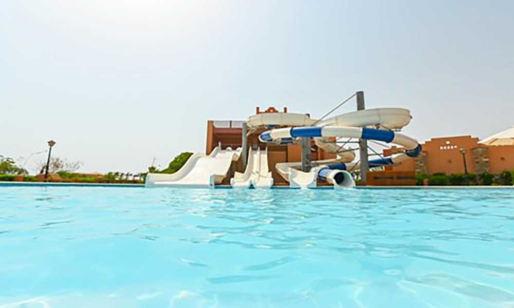 Parco acquatico con scivoli multipli e piscina nelle giornate di sole, in offerta al Villaggio Marsa Alam.